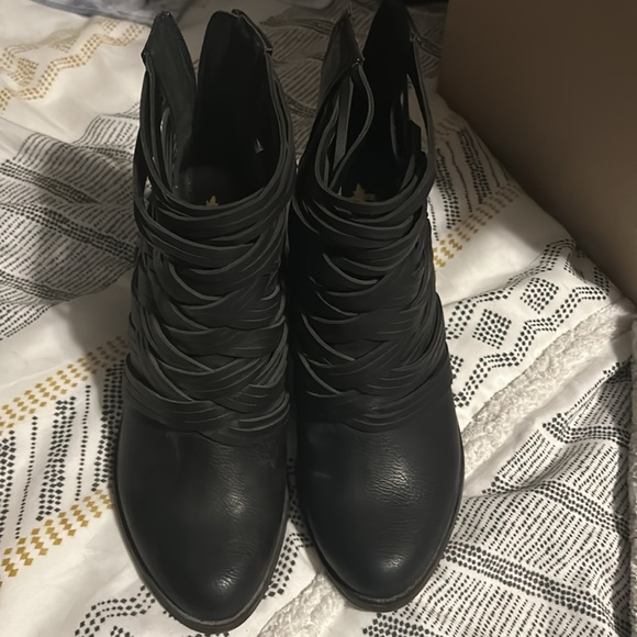 Fergalicious boots, size 7.5, worn 1 time. Excellent condition. - Picture 2 of 5